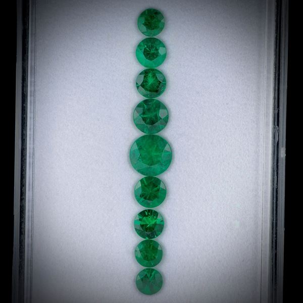 Smaragd 2.45ct.  Lot aus 9 Steinen, rund facettiert, Durchmesser von ca. 3.5 bis 6mm