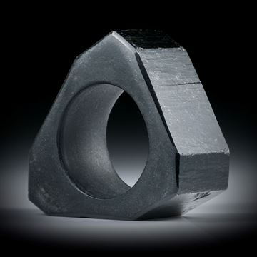 Fingerring aus Turmalin schwarz (Schörl), mit naturbelassenen Kristallflächen, Seiten matt geschliffen, Innendurchmesser ca.18.7mm
