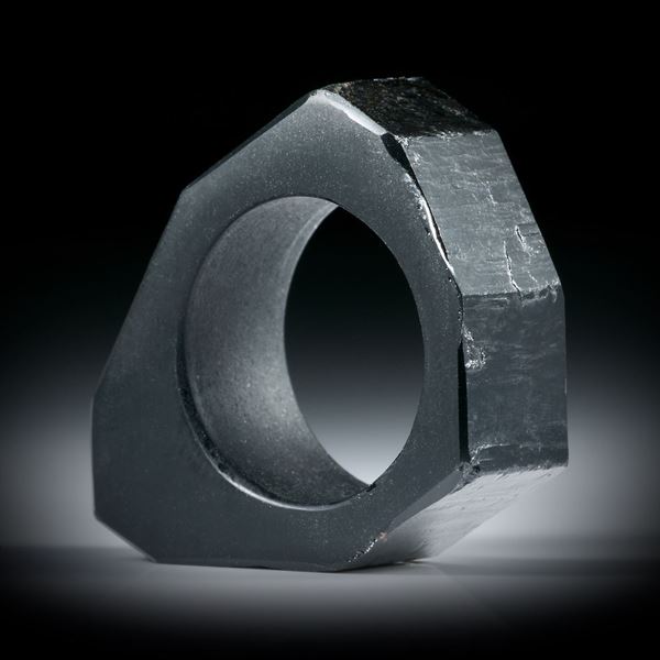 Fingerring aus Turmalin schwarz (Schörl), mit naturbelassenen Kristallflächen, Seiten matt geschliffen, Innendurchmesser ca.18.3mm