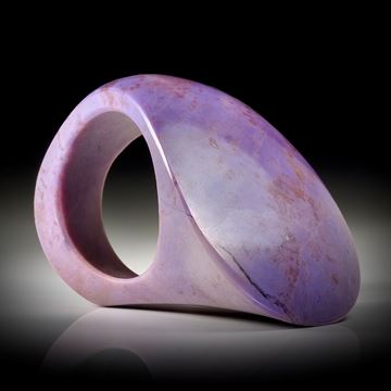 Edelsteinring Jadeit violett, bequeme Fantasieform, gegen unten schmaler werdend, poliert/matt, Innendurchmesser 18.2mm