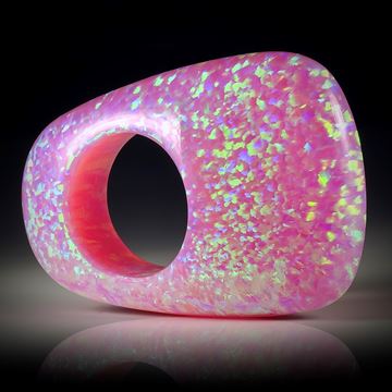 Fingerring aus pinkfarbenem, synthetischem Opal, Kissenform, im Verlauf geschliffen und poliert, Innendurchmesser 18.6mm